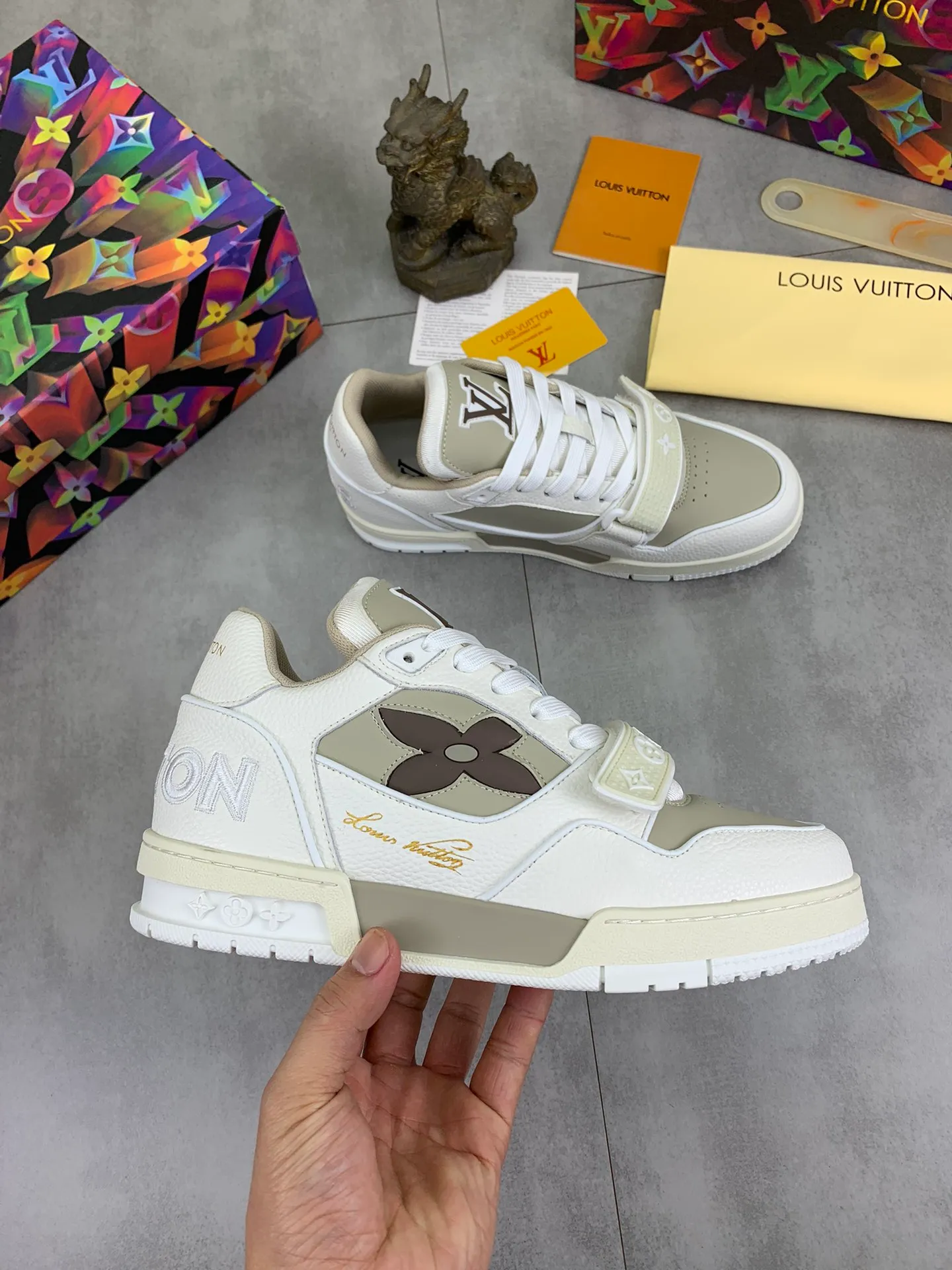 Men's shoes 💰P580 New style 💰💎💎Latest color High version 2025Louis*Vuitto* LV Traine Catwalk TRAINER outsole and fabric private model A shoe that definitely costs a lot of money and effort. This series was designed after the arrival of Vifgil. It is favored by many fans every season. Original TPU outsole Original packaging Men's size: 38-45 (46 can be customized) Color: 3️⃣ colors available (available from stock, super fast delivery)